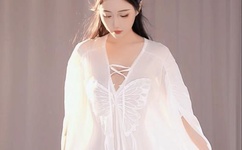 女孩迈开腿喂男孩吃草莓膀胱